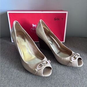 Coach Elora Patent Peep Toe Wedge Heel Cappuccino Sz 7 W/Box